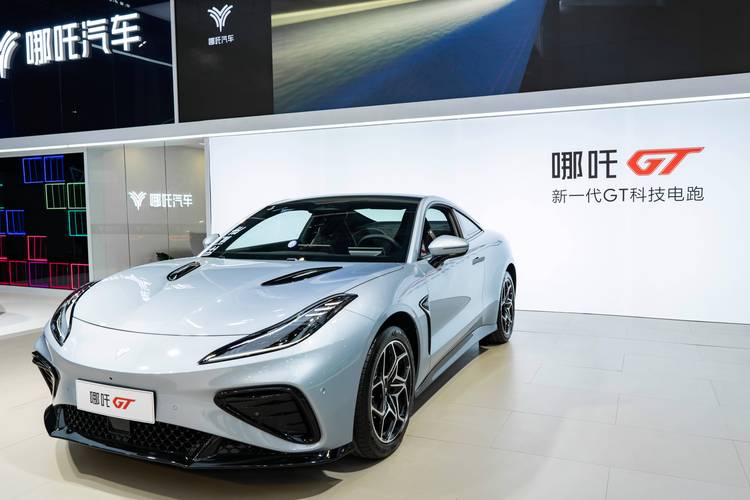 东莞297哪吒汽车在智能汽车领域的表现，领途汽车在新能源汽车市场中的影响力